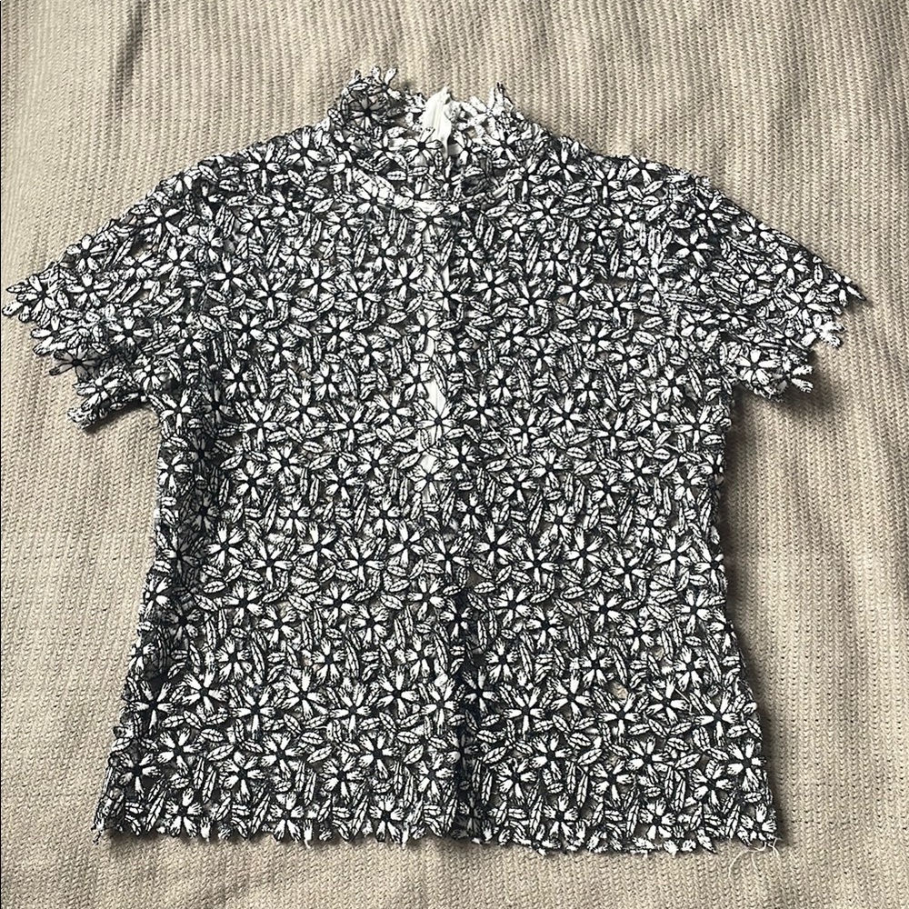 Black and White Floral Lace Top Small